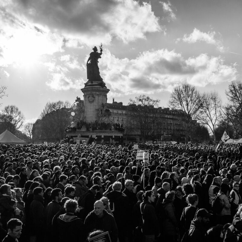 Unire le forze d’opposizione contro l’internazionale autoritaria